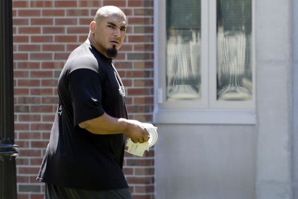 Roberto Garza ayudó de manera potencial a que su mariscal de campo, Jay Cutler, comandara a los Osos a la victoria ante los Minnesota Vikings 21-13. La línea ofensiva no permitió ninguna captura del QB y abrió los huecos para que Chicago corriera 138 yardas. Mira sus mejores imágenes. (AP-NFL)