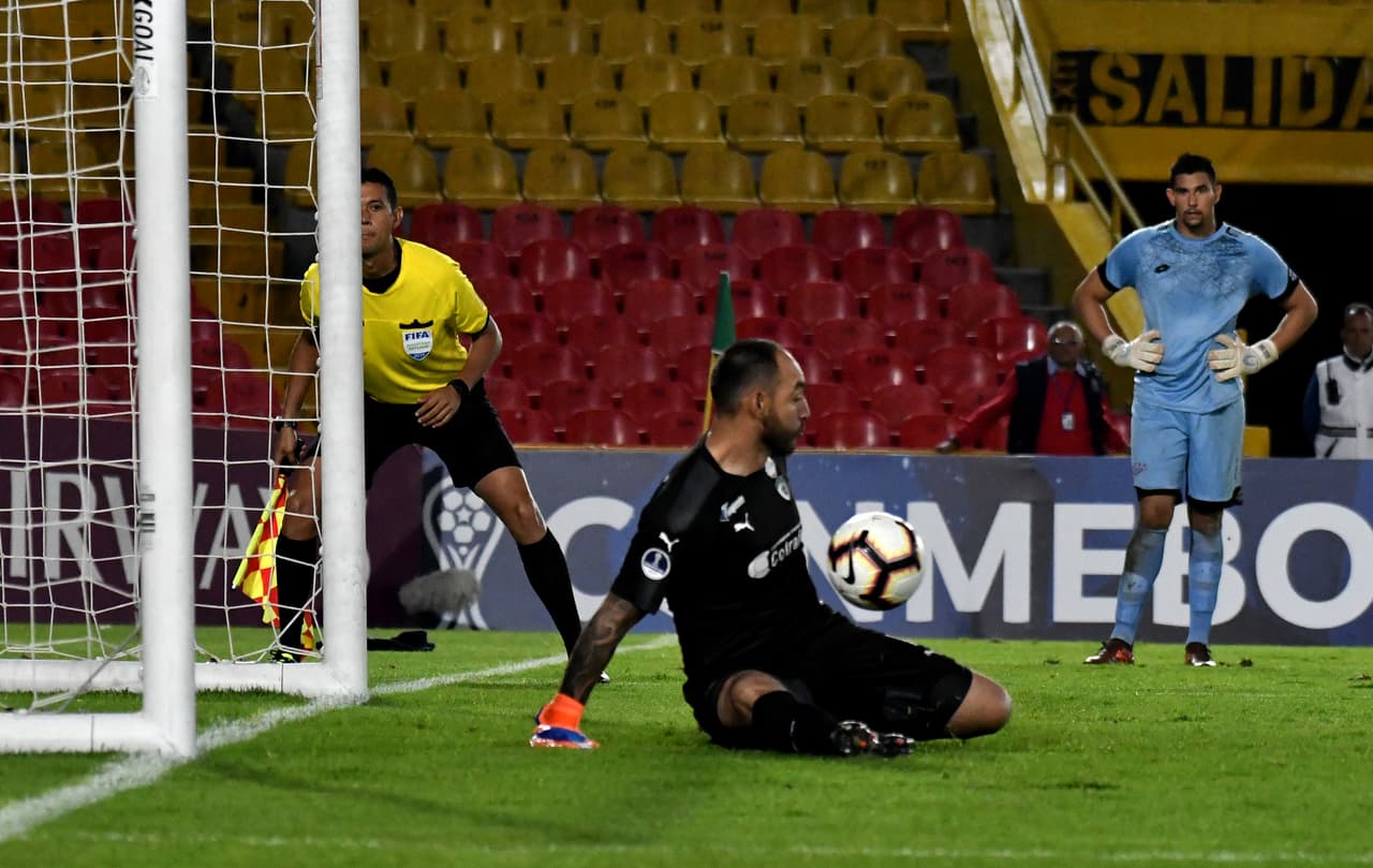 El cobro fue tan pobre que incluso sentado y con el abdomen lo detuvo el arquero Diego Novoa. Una vergüenza de disparo.