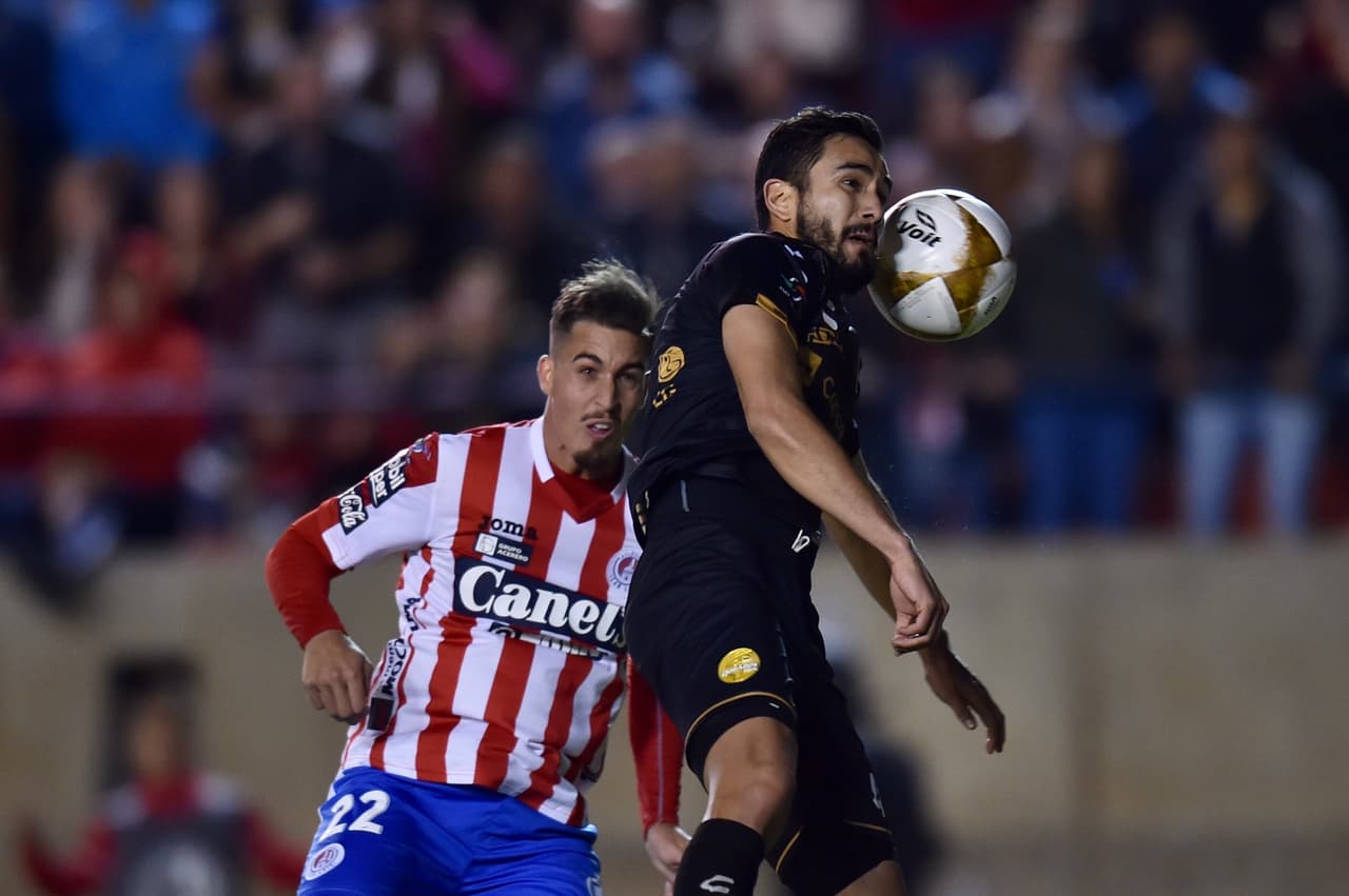 Pero los locales no se quedaron cruzados de brazos y empujaron para adelante. Su público también alentaba al equipo potosino.