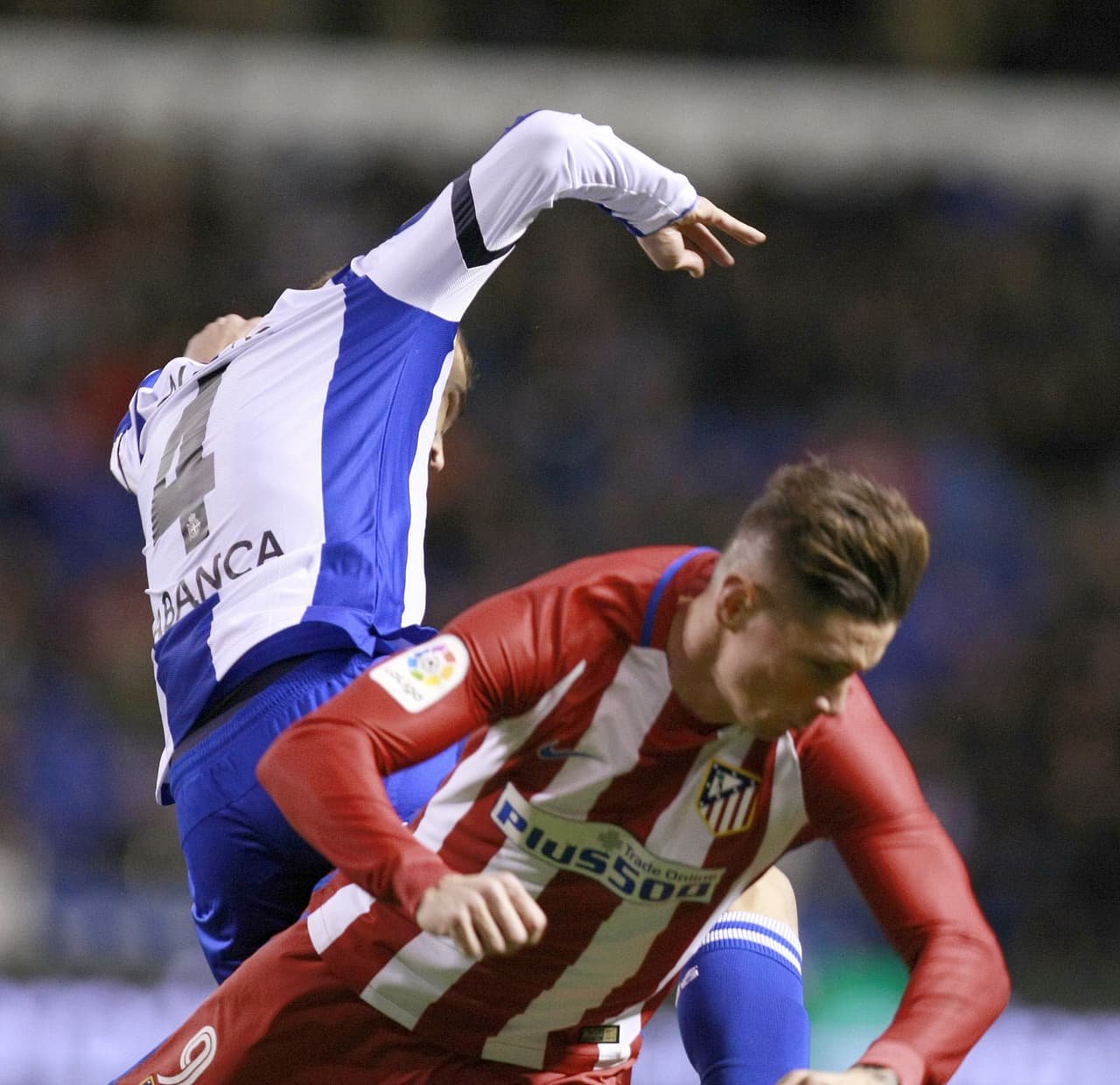 Corría el 84’ del
<a href="http://www.univision.com/deportes/futbol/fernando-torres-evacuado-en-ambulancia-tras-sufrir-un-golpe-en-la-cabeza" target="_blank">encuentro entre Colchoneros y Periquitos</a> en Riazor cuando, en un intento por rechazar el balón en su área, Torres recibió un artero golpe de Álex Bergantiños directo en la nuca.