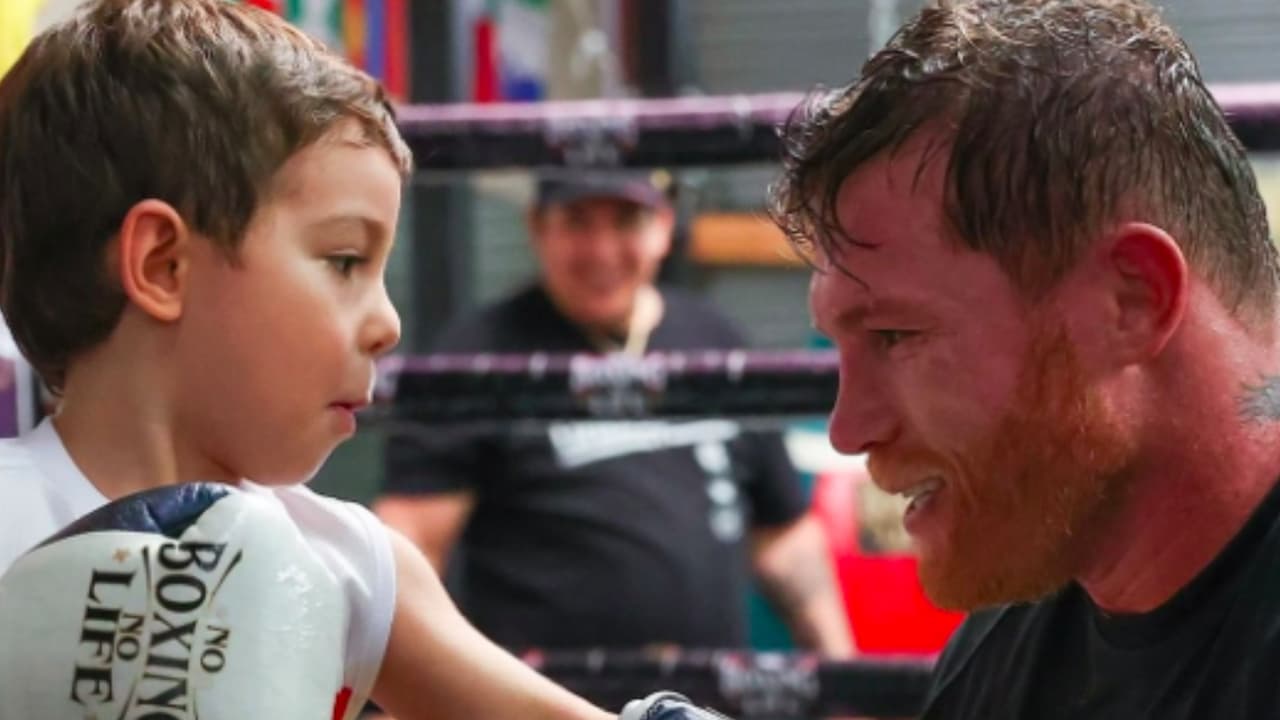‘Canelo’ Álvarez entrena con su hijo de cara a la pelea con Golovkin