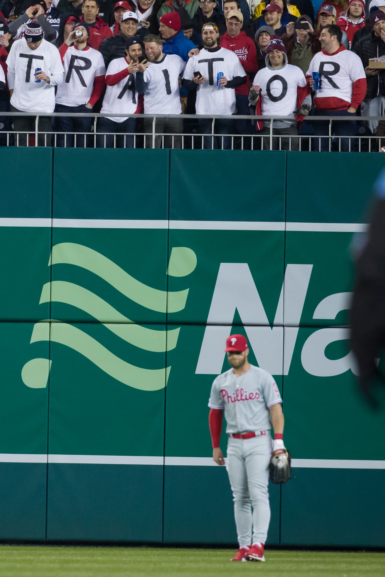 Aunque en el quinto capítulo Harper conectó un doblete al jardín derecho, un grupo de aficionados se preparó todo el receso de campaña para darle una 'cálida' bienvenida a Harper, con esa palabra que muchos le dieron como etiqueta tras irse: traidor. Así fue el regreso de Bryce a Washington.