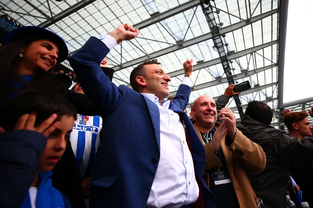 Tony Bloom no invirtió en jugadores, sino en la construcción del Falmer Stadium. Esto, ya que en 1997 los antiguos dueños del Brighton vendieron su anterior estadio para demolerlo y construir departamentos.