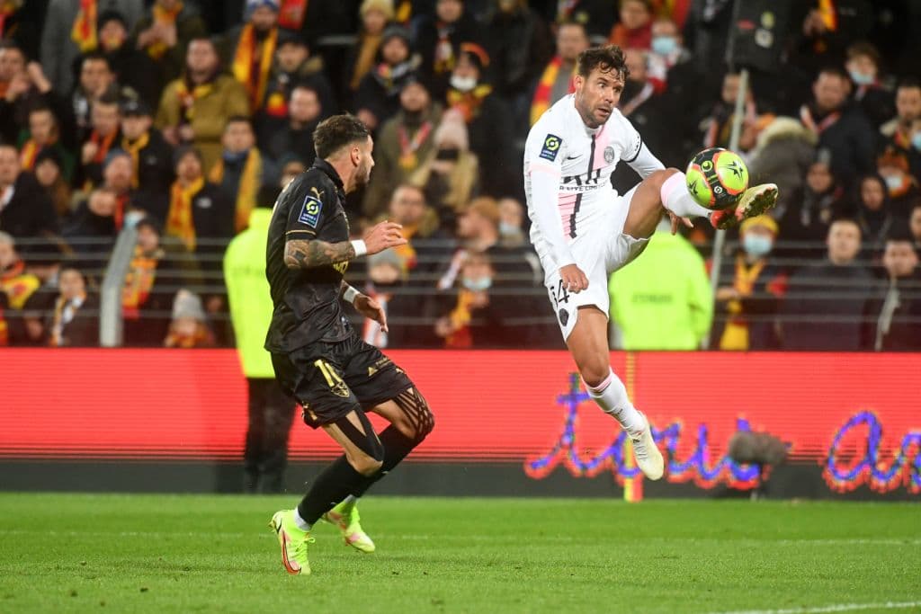 Georgino Wijnaldum evita las burlas hacia el PSG en el minuto 90+2, pone el empate 1-1 y rescatan un punto.
