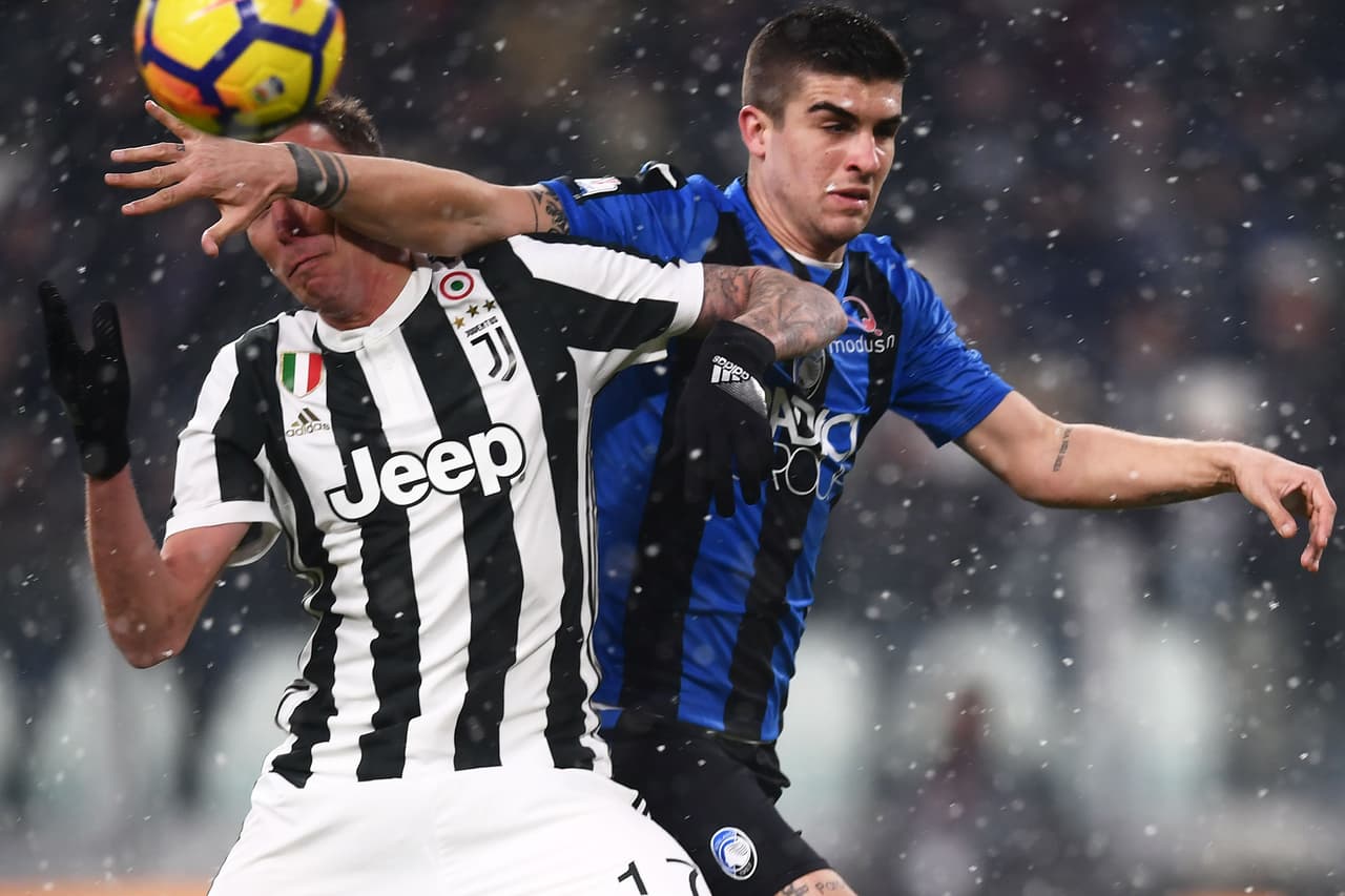 El balón parecía ir entre los tres palos, pero el efecto que llevaba hizo que se desviase en último momento y se estrellará en el poste derecho de la meta juventina.