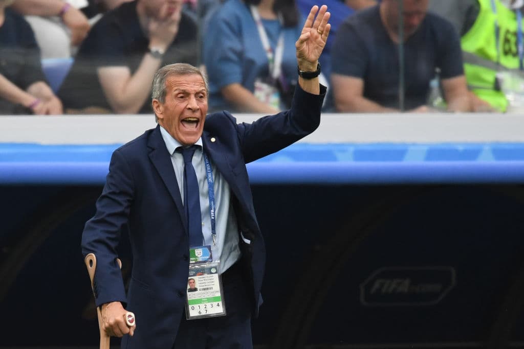 El caso de Óscar Washington Tabárez en Uruguay es una referencia a nivel mundial, luego de llevar a tres mundiales consecutivos a su país en 10 años. No obstante, su rendimiento no es la duda.