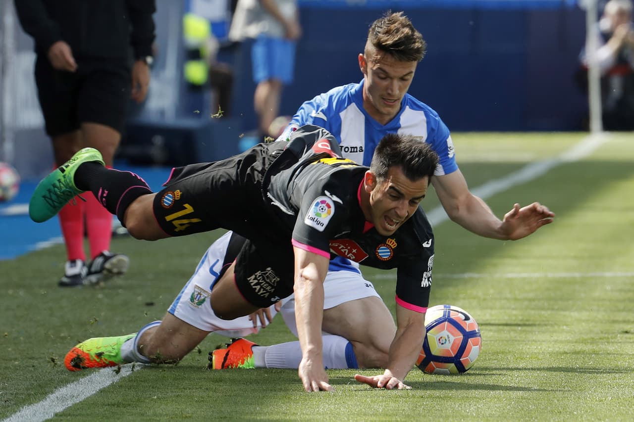 Ambos equipos intentaban llevar peligro por las bandas de manera infructuosa. José Manuel Jurado (Espanyol) y Adrián Marín (Leganés) tuvieron varios duelos.
