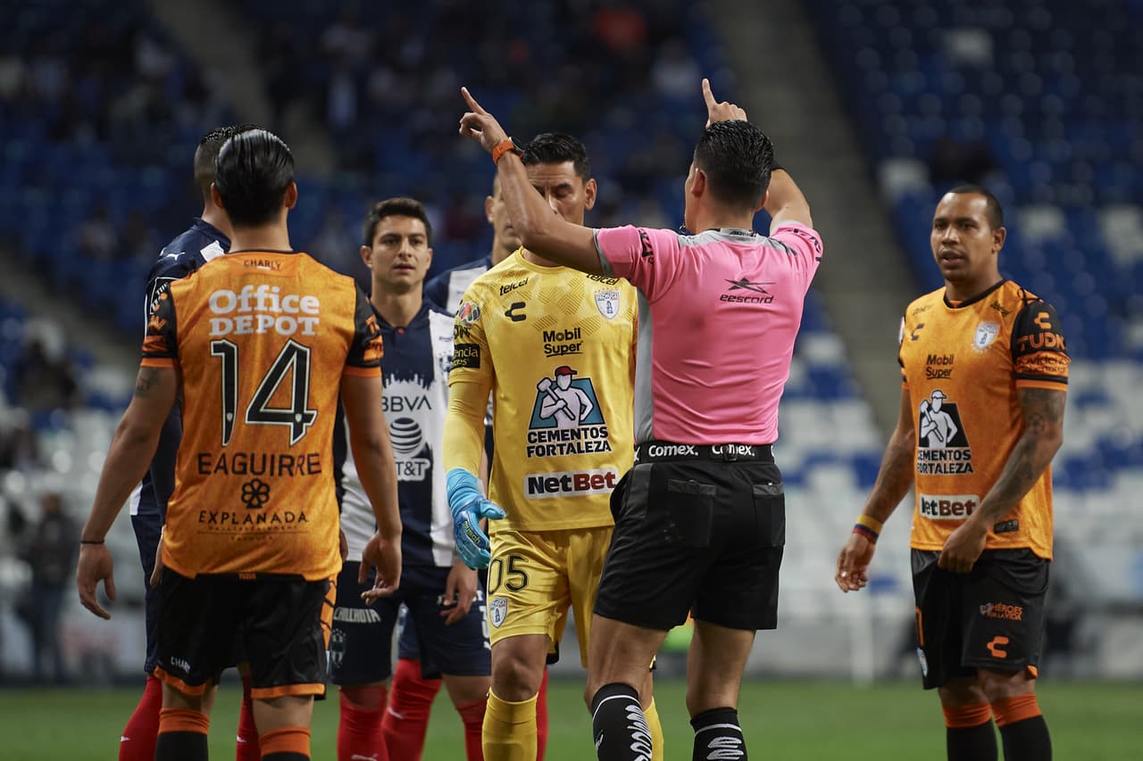 Tras revisar el VAR, el colegiado envió de regreso a la cancha a los futbolistas y marcó penalti.