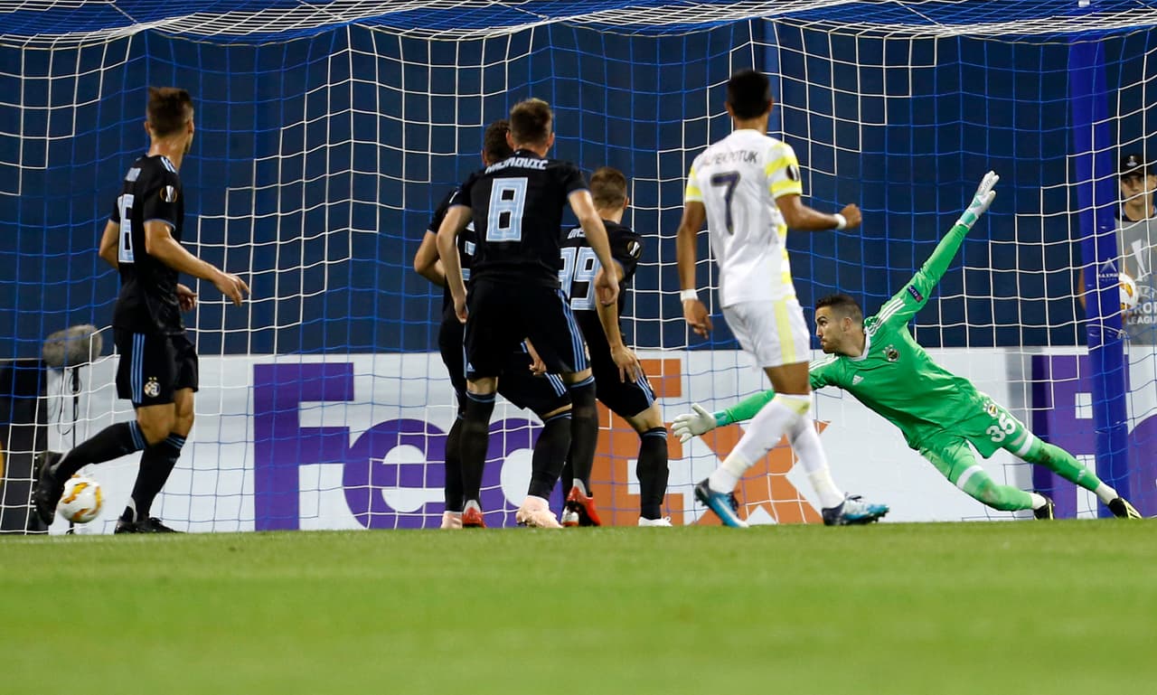 El equipo croata no tardó mucho en hgacer daño. A los 16 minutos por conducto de Ivan Sunjic se apuntó el primer gol del encuentro para el Dínamo Zagreb, un remate dentro del área para el 1-0.