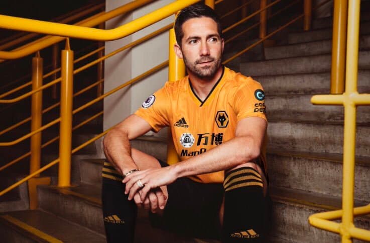 Después de una primera temporada sorprendente, Raúl Jiménez y los Wolves ya tienen nuevo jersey local para el siguiente curso en el que no solo piensan en mantener la categoría, sino en meterse en los torneos europeos.