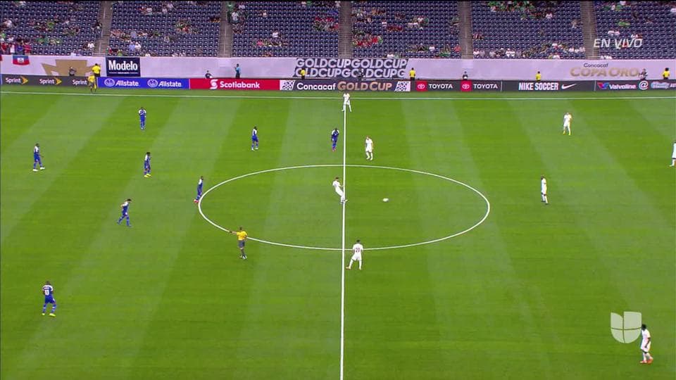 Arranca el partido y la pelota está en juego.