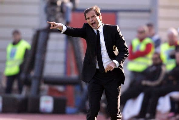 El técnico 'rossonero' Massimiliano Allegri lucía desesperado ante la falta de gol.