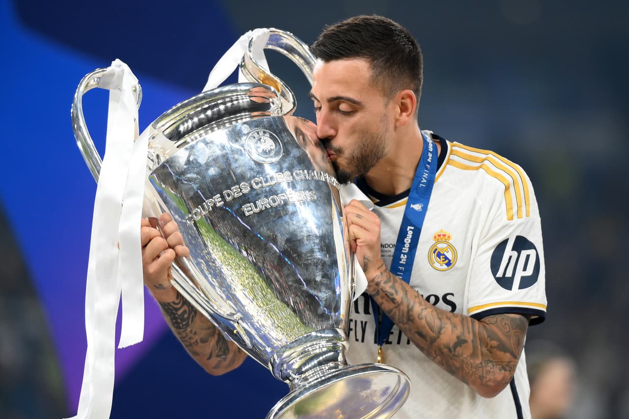 Joselu con el título de la Champions League.