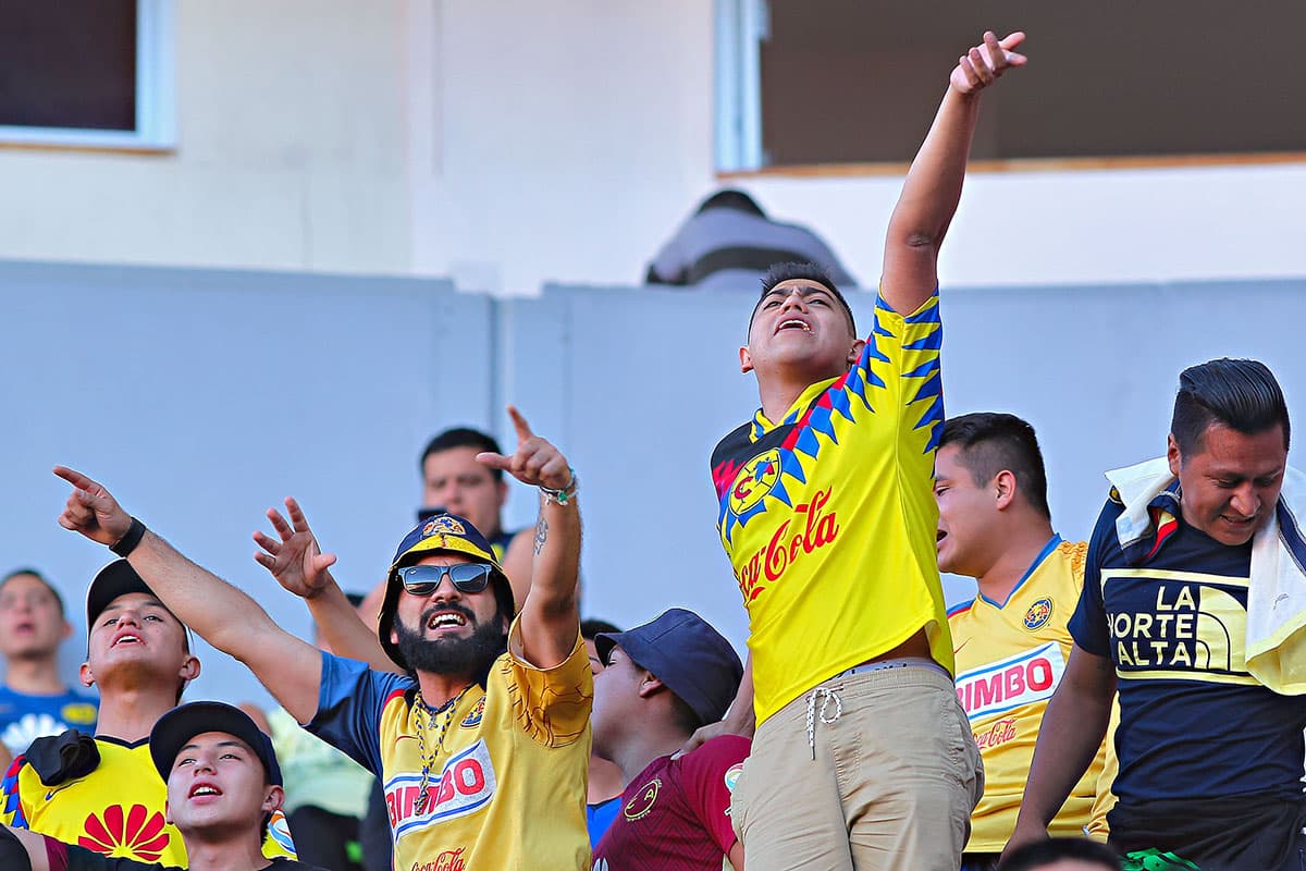 Fanáticos del América aguardan por el encuentro contra Necaxa este domingo.