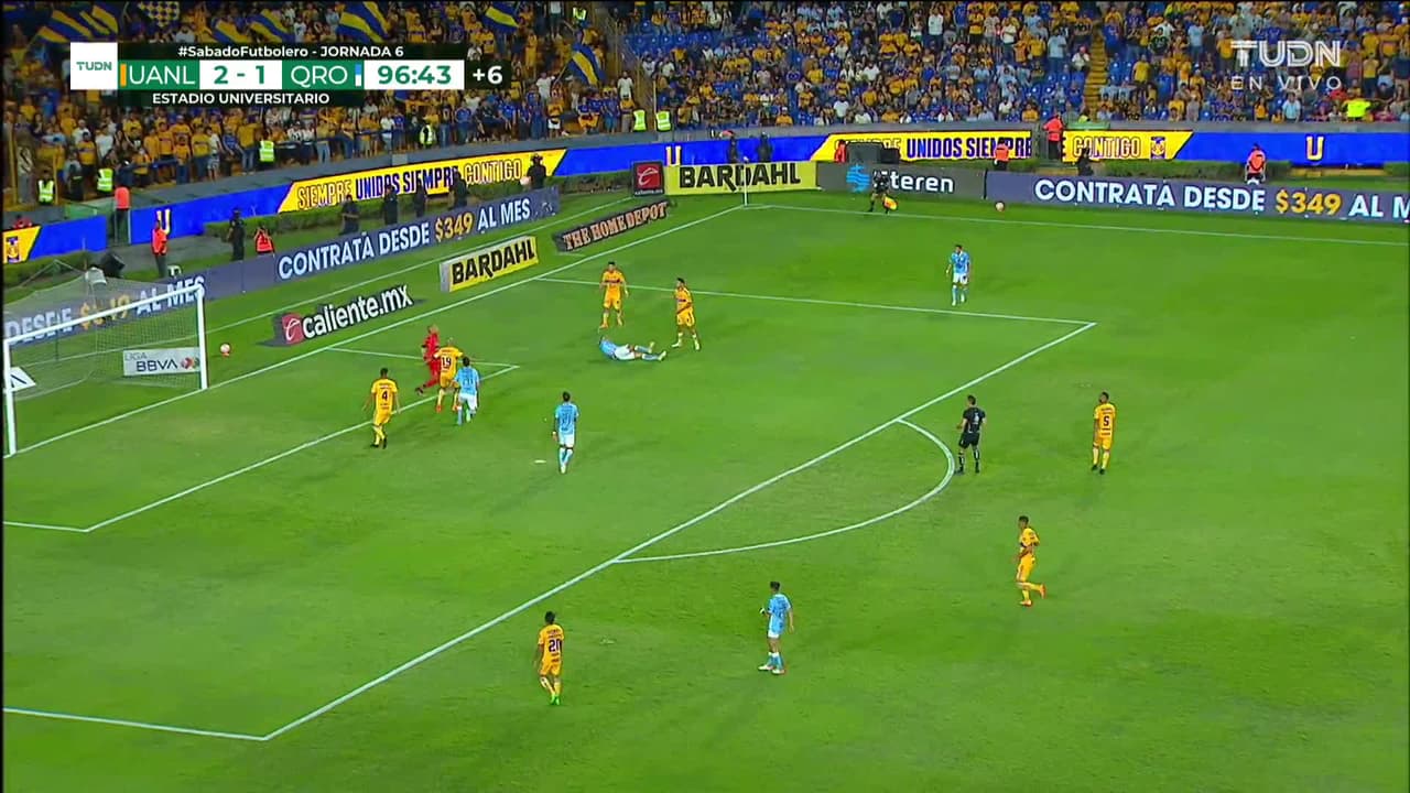 Arranca el partido y la pelota está en juego.