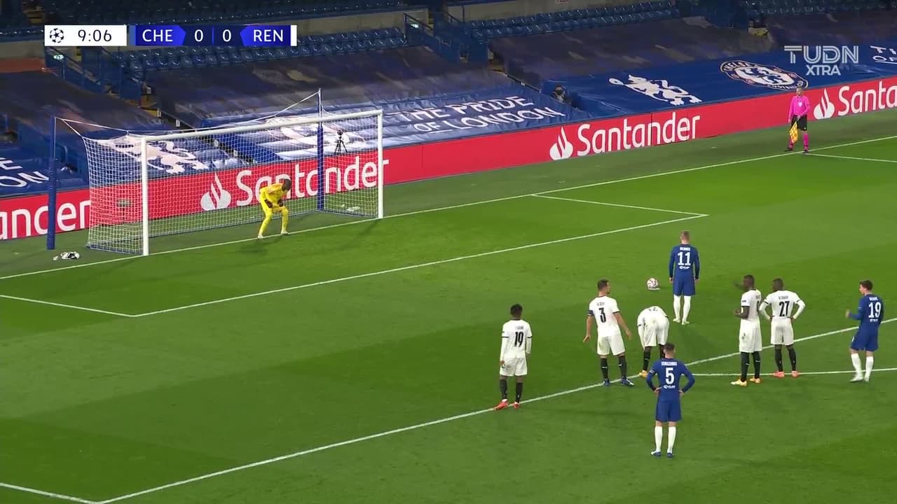 Tarjeta amarilla. El árbitro amonesta a Dalbert Henrique Chagas Estevao de Rennes.