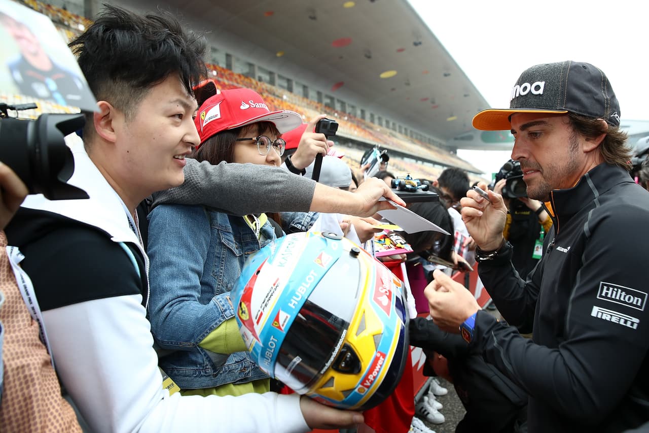 Los fanáticos asiáticos vivieron con emoción la llegada de los pilotos a la pista de Shanghai para la segunda carrera de la temporada de Fórmula 1 en el Gran Premio de China entre fotos y autógrafos.