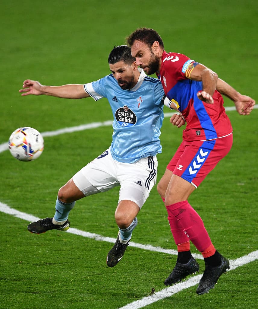 Con doblete de Santi Mina (45’, 68’) y otro tanto de Brais Méndez (45+2’), el cuadro de Néstor Araujo se impuso 3-1 al Elche; Emiliano Rigoni (50’) descontó por los visitantes. Celta de Vigo llegó a 29 unidades y Elche se quedó con 18, peligrando así su permanencia en el máximo circuito. Celta y Elche se medirán al Valencia y Eibar, respectivamente, en la siguiente fecha de La Liga.