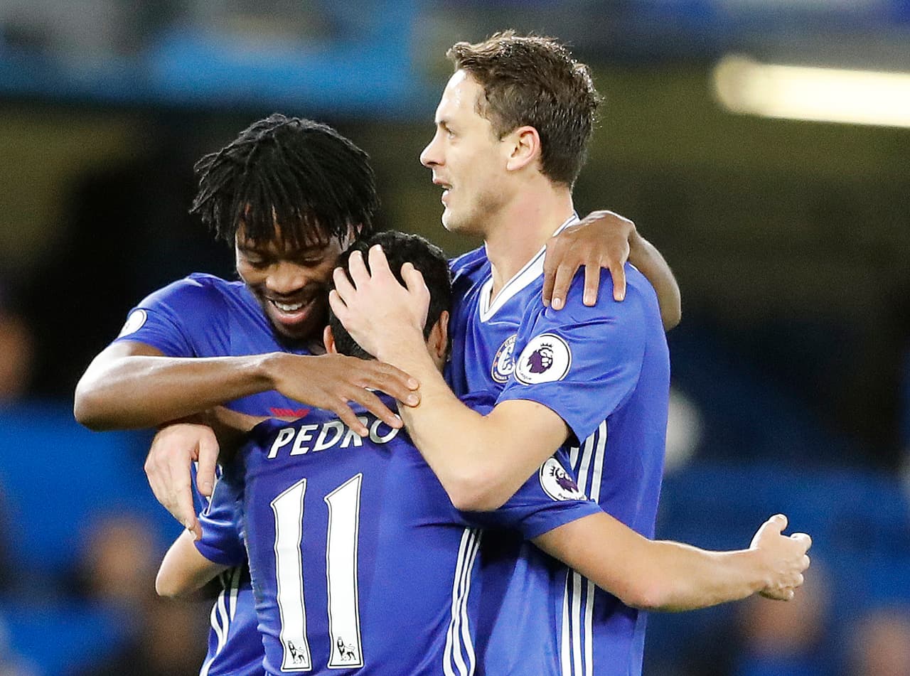 Pedro, del Chelsea, celebra con sus compañeros luego de anotar un tanto en un encuentro de la Liga Premier ante Bournemouth, el lunes 26 de diciembre de 2016(AP Foto/Frank Augstein)