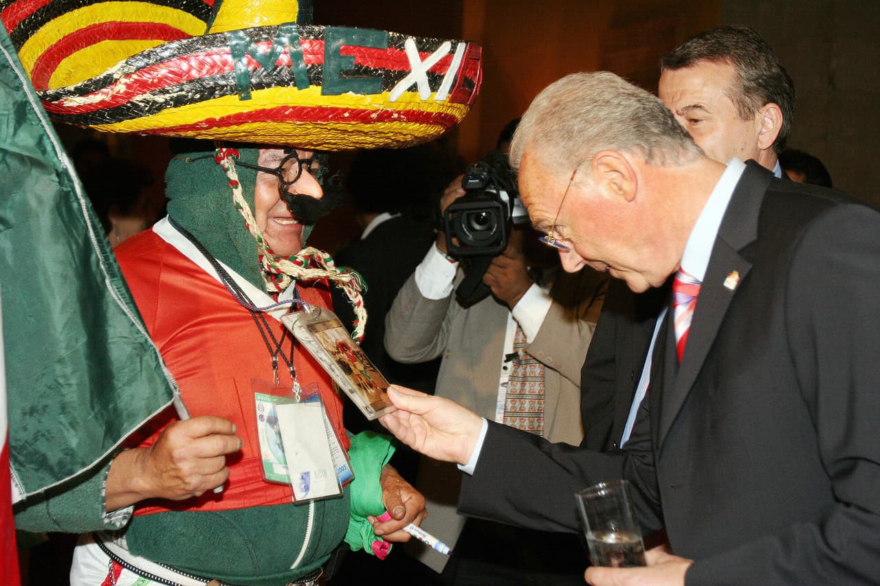 Con un nombre que indica picante, Piqué fue el que representó a México en 1986. Este era un jalapeño, ingrediente de la culinaria mexicana, con su bigote y sobrero de ala ancha tradicionales. Algunos fanáticos, como en esta imagen, le dieron vida a la mascota.