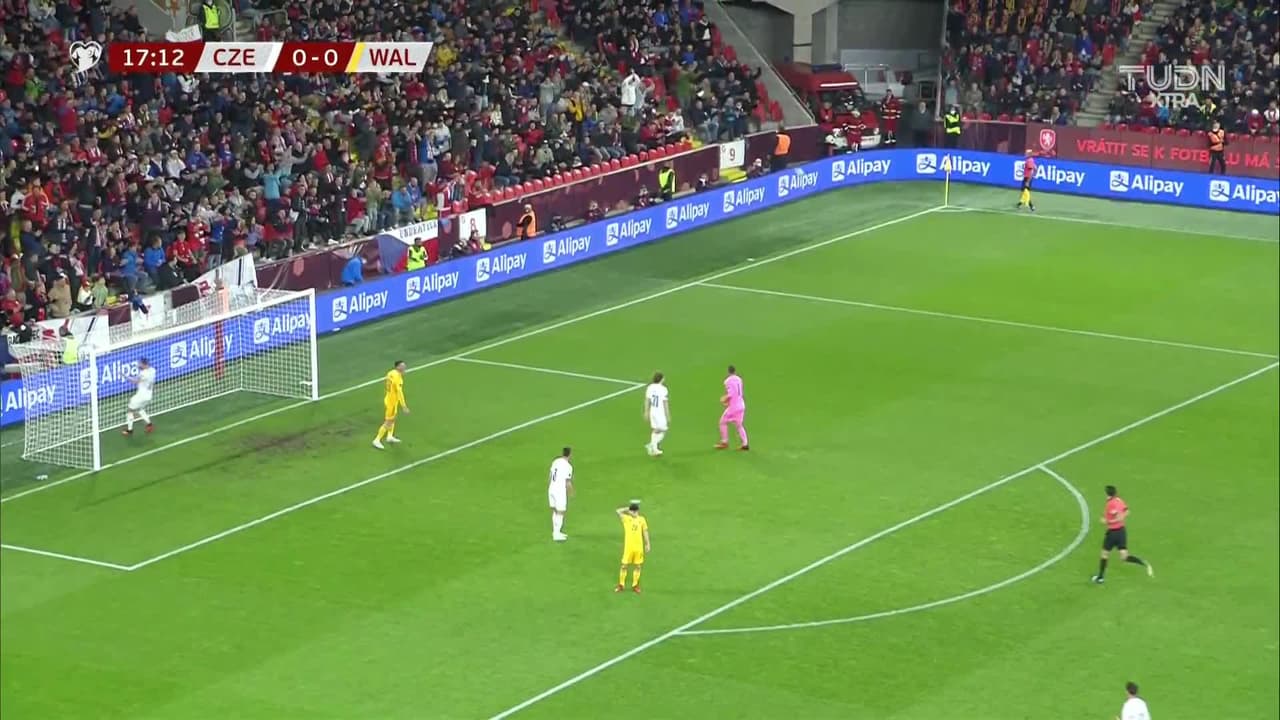 ¡TIRO ATAJADO! disparo por Kieffer Moore.