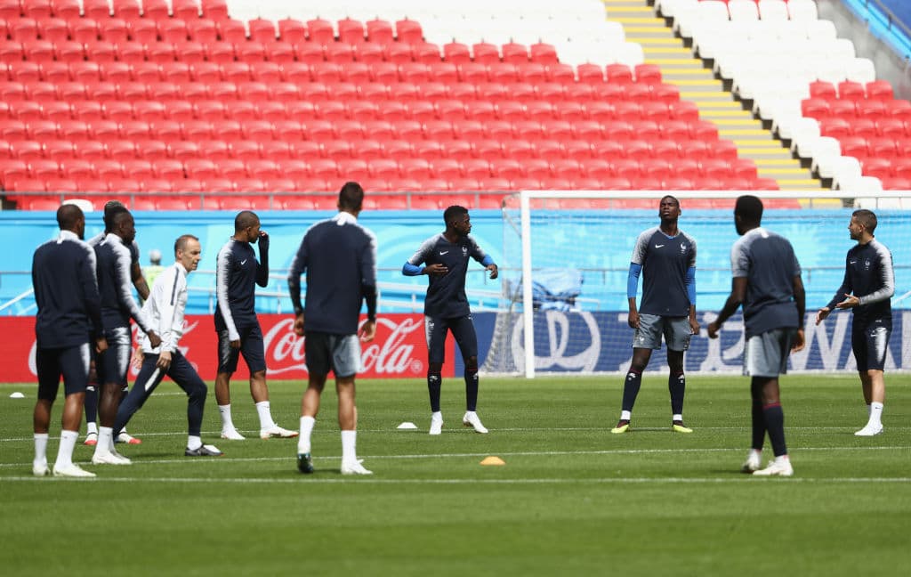 Se aprecia en la imagen al técnico Didier Deschamps, de ropa blanca, dirigiendo la práctica de la selección más cara del mundo en esta Copa Mundial.