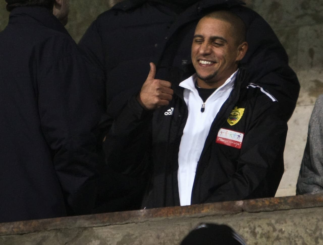 El lateral brasileño Roberto Carlos jugó y dirigió en 2011 al Anzhi Makhachkala de Rusia. El brasileño asumió el cargo de técnico y jugando, tenía 38 años y estaba en el ocaso de su carrera.