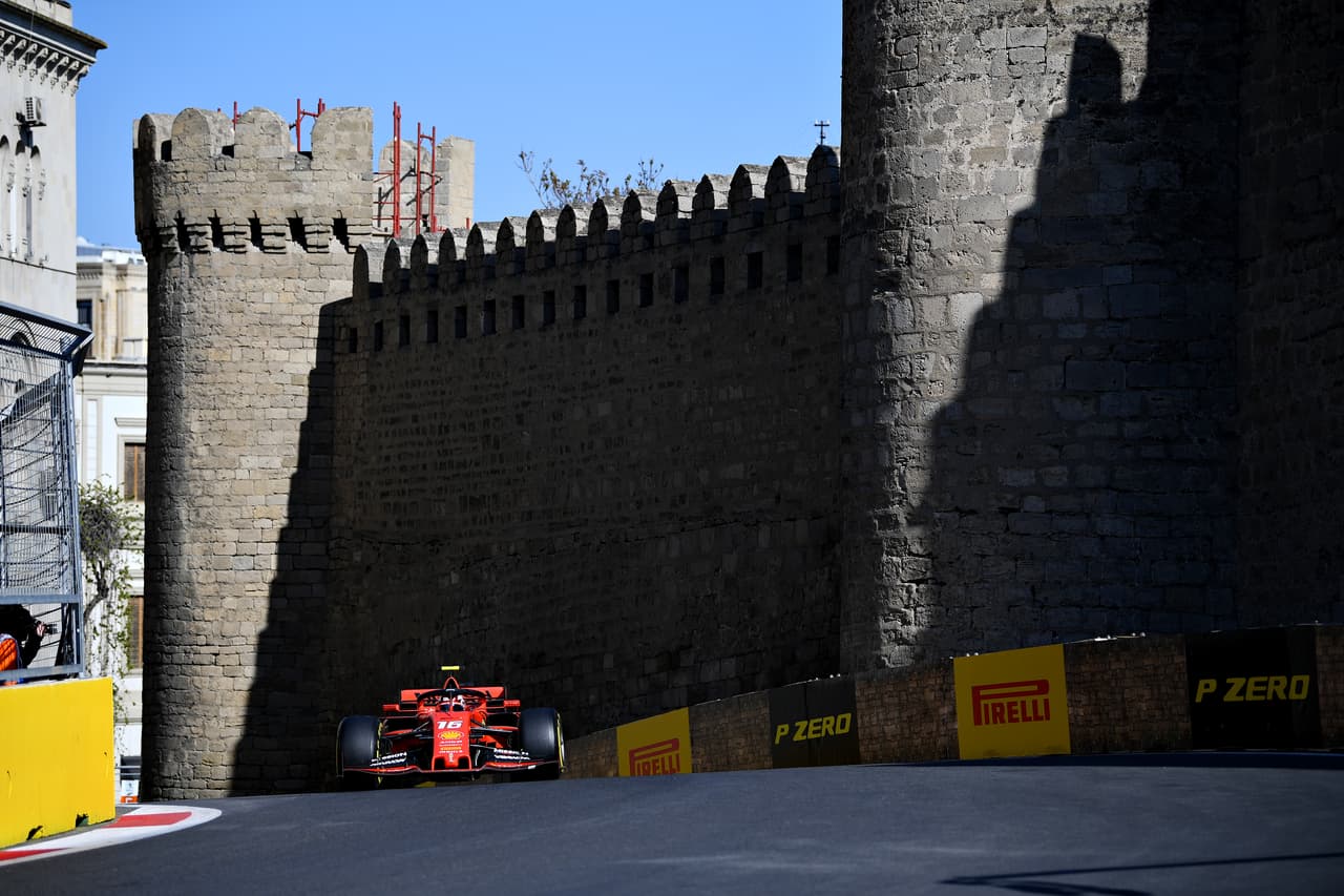 El piloto de Mónaco Charles Leclerc volvió a darle una alegría a Ferrari al ponerse en la cabeza de la carrera en Azerbaiyán, al igual que sucedió en China.
