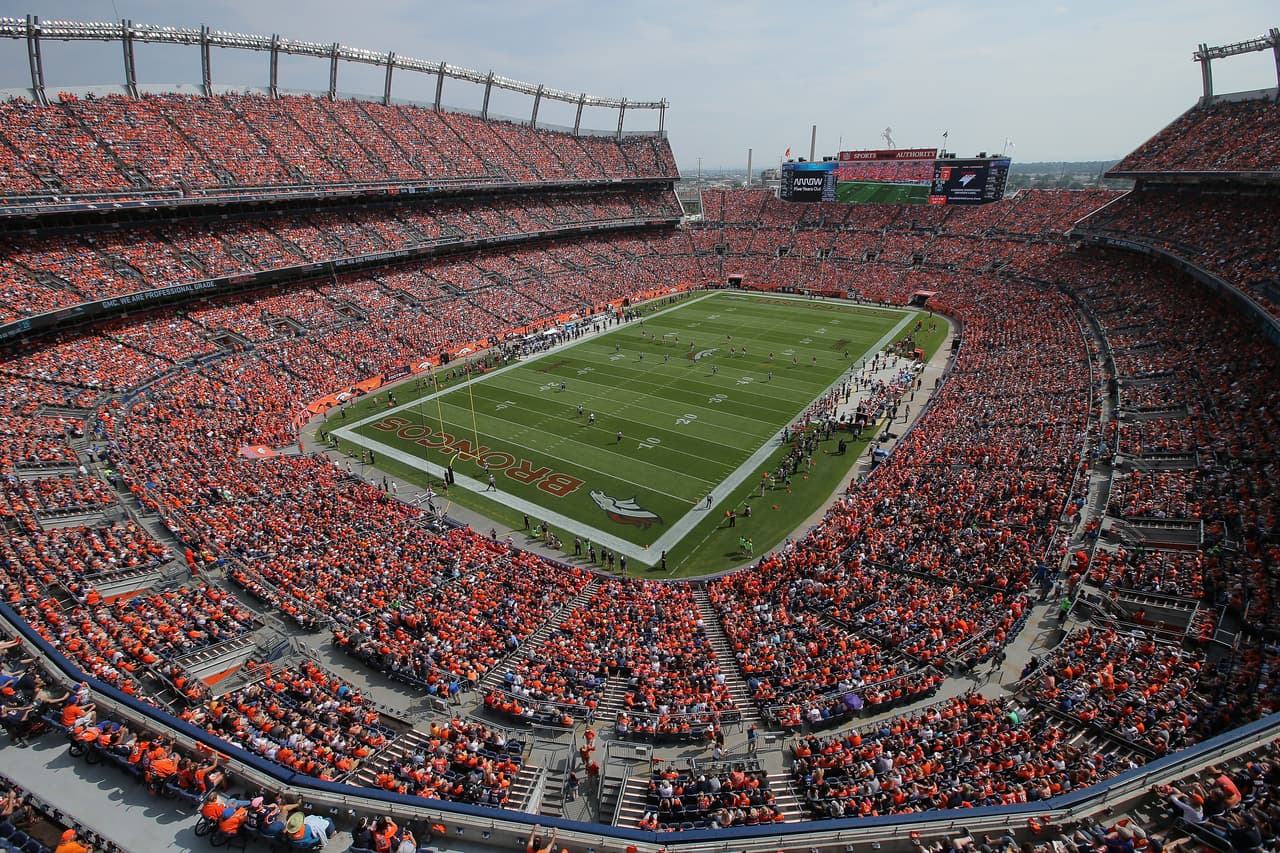 El Sports Authority Field es la casa de los Denver Broncos. Es un inmueble con una capacidad para albergar a poco más de 76 mil aficionados. Se inauguró en 2001 y luce como un estadio muy moderno.