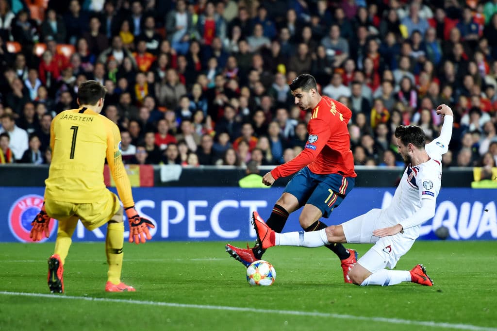 El delantero Álvaro Morata (centro) fue de los mejores para España, sin embargo no logró anotar en el arco rival.