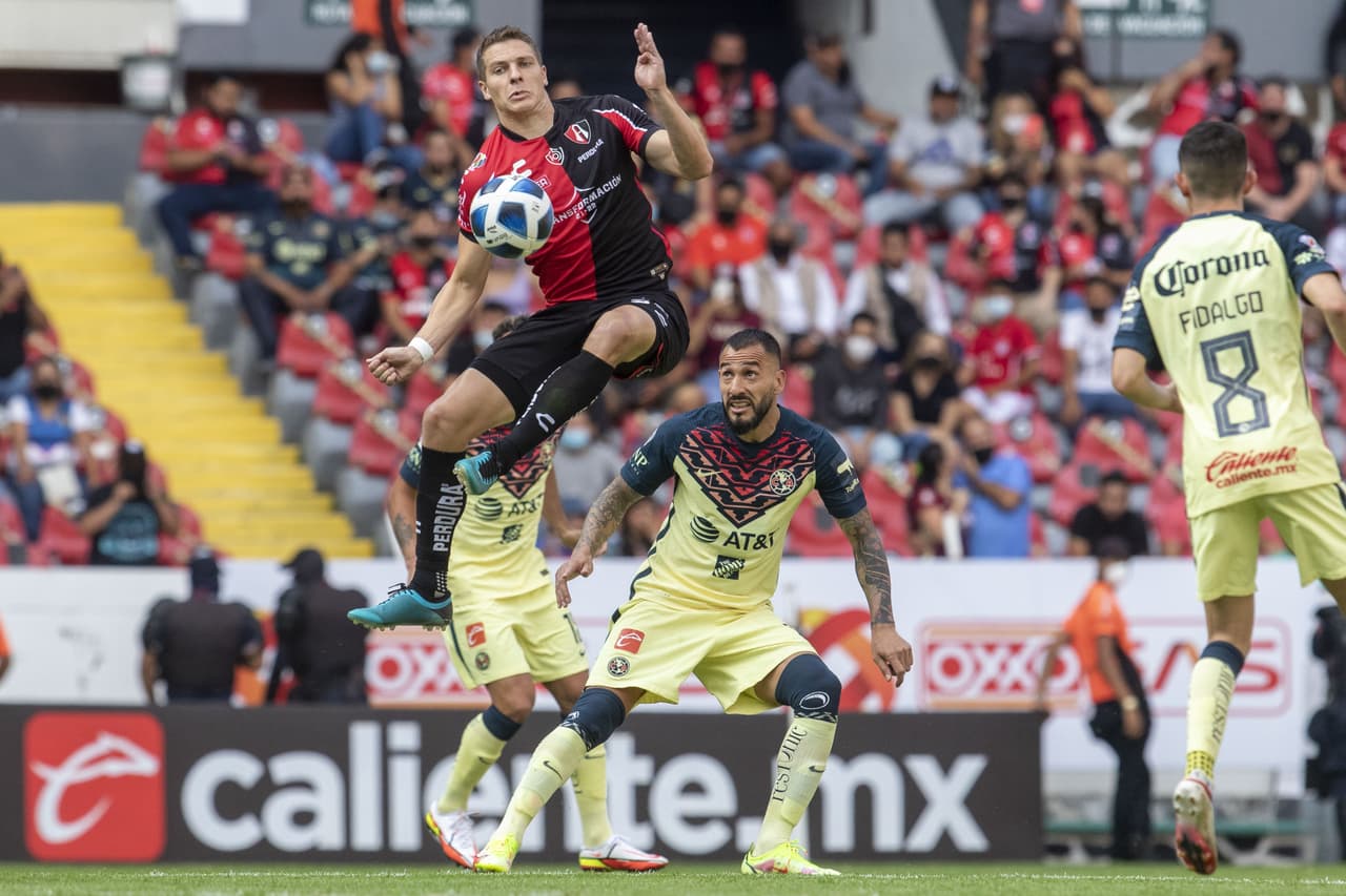Con gol de Sebastián Córdova las Águilas del América se impusieron al Atlas que no supo aprovechar tener un hombre más en el segundo tiempo.