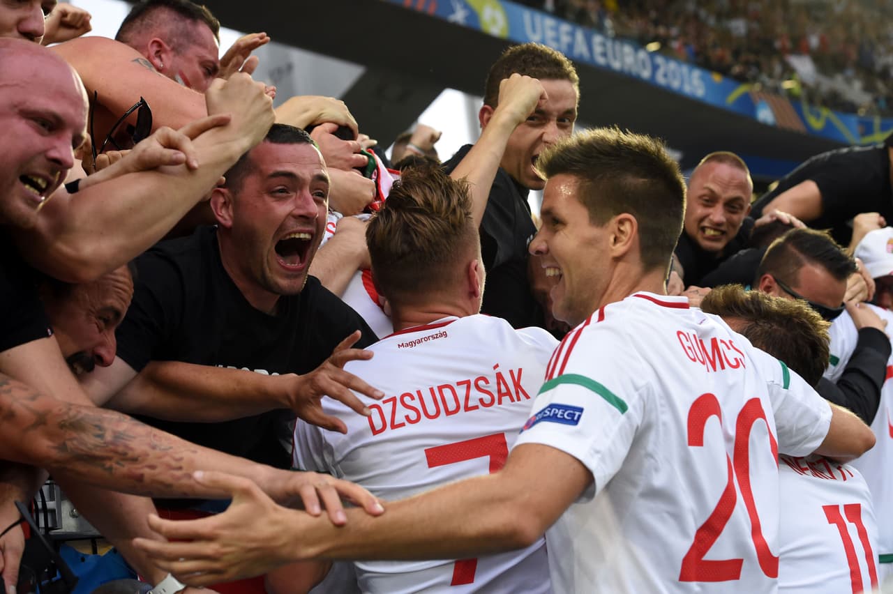 Los húngaros celebraron con los aficionados su victoria de 2-0 sobre Austria.