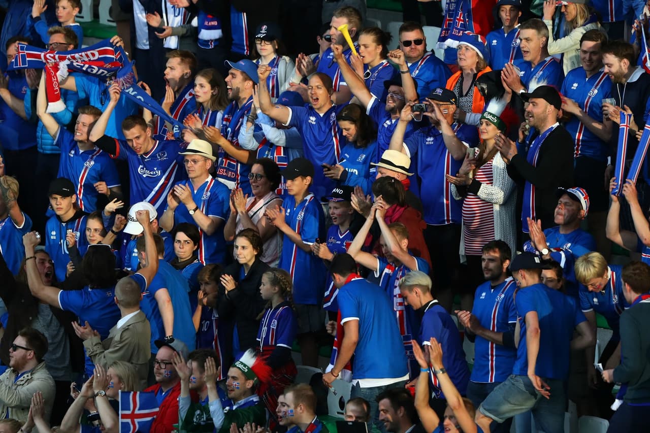 Islandia empató el partido en la segunda mitad 1-1 y sus fans gritando de la emoción.
