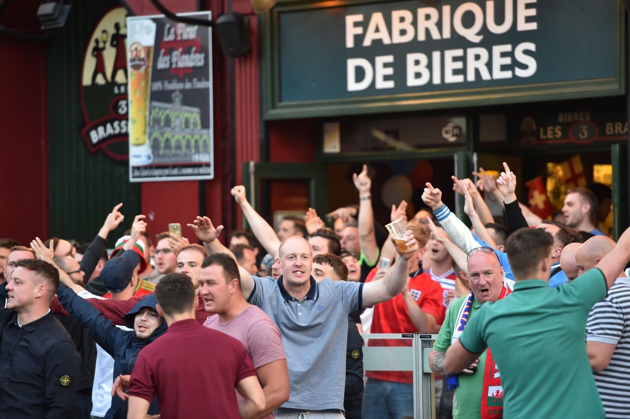 Los bares de Francia repletos de aficionados queriendo disfrutar de la Eurocopa.