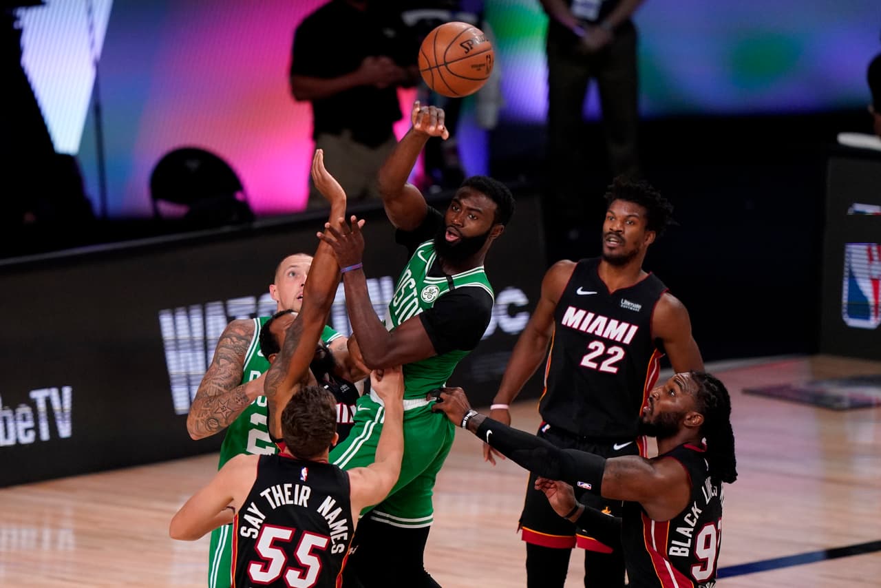 El novato Tyler Herro se echa al equipo de Miami al hombro y anota 37 puntos en la victoria 109-112 sobre los Boston Celtics.