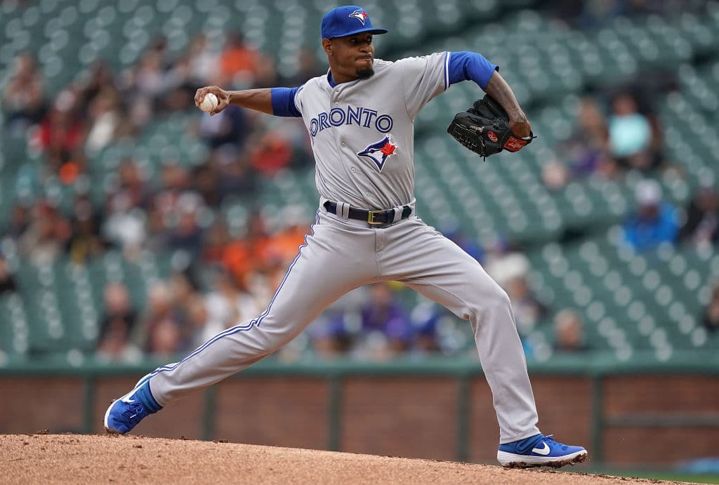 Edwin Jackson se convirtió en el primer pelotero de la historia en jugar para 14 clubes distintos en las Mayores, al debutar este miércoles con losToronto Blue Jays y lanzar cinco innings durante una derrota por 4-3 ante los Gigantes de San Francisco.