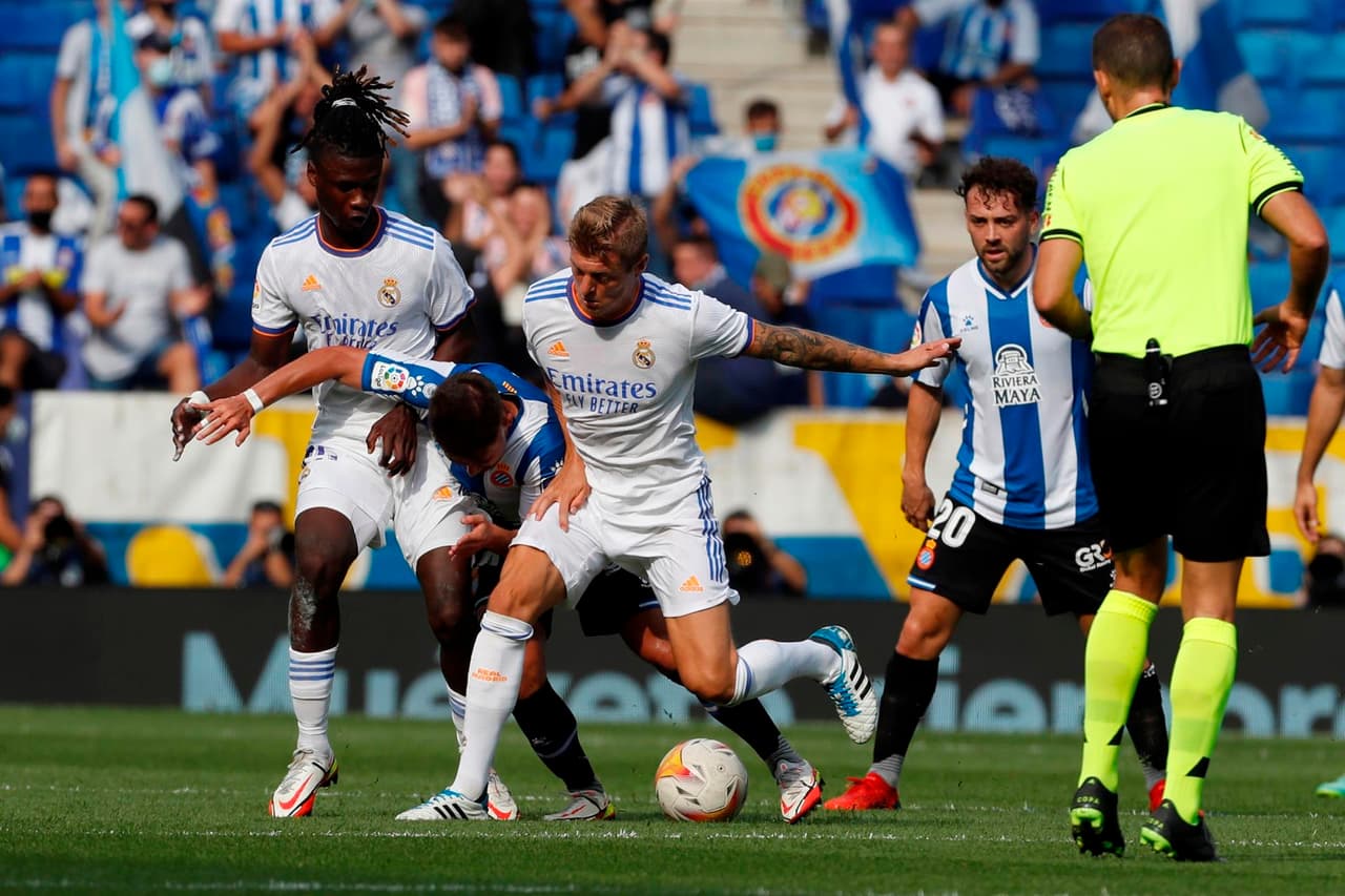 El Espanyol se impone ante el Real Madrid con marcador de 2-1 en la octava jornada de La Liga. Raúl de Tomás abrió el marcador al 17’, seguido de Axel Vidal en el minuto 60’, sin embargo Karim Benzemá se encargó de darle el único tanto al club merengue al 71’.