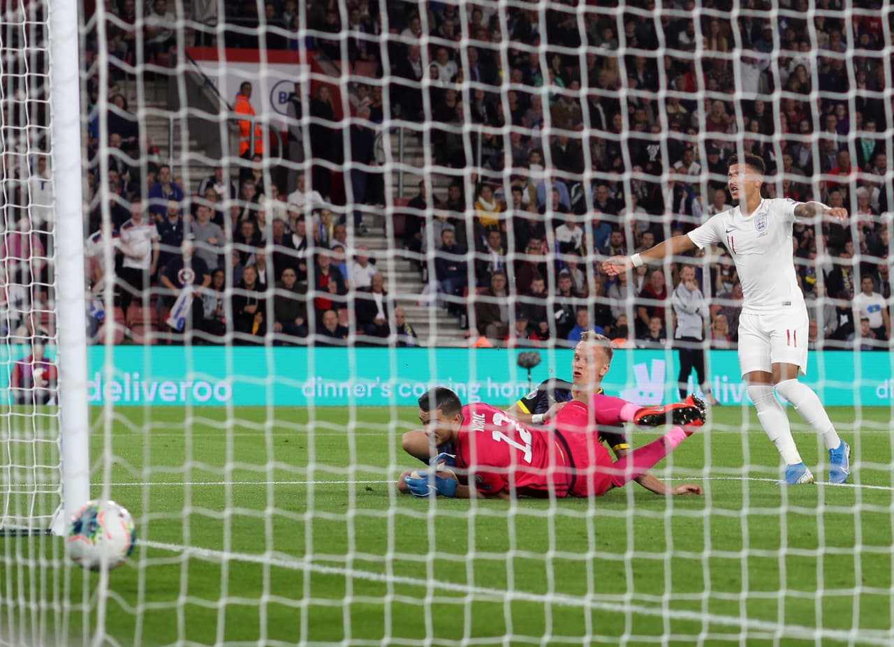 Otro ángulo del doblete de Sancho. El portero queda tendido, impotente ante el quinto gol inglés de la noche.