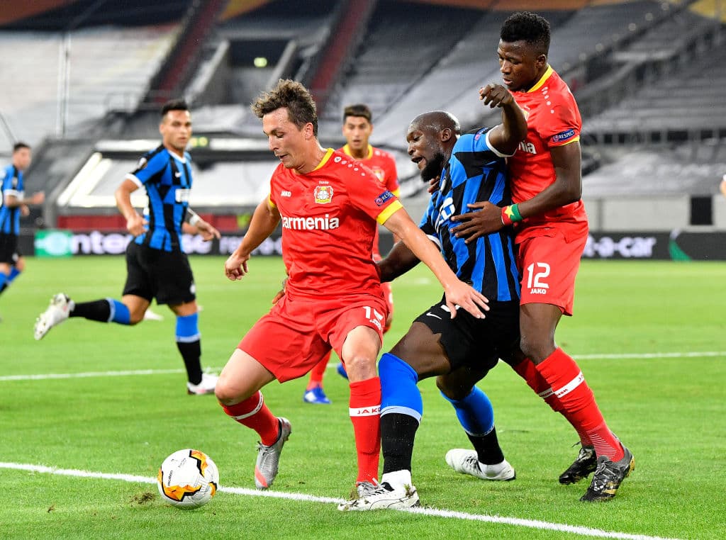 Tras los goles, el Leverkusen comienza aorganizarse en el terreno de juego y la superioridad del Inter comienza a ser cada vez menor.