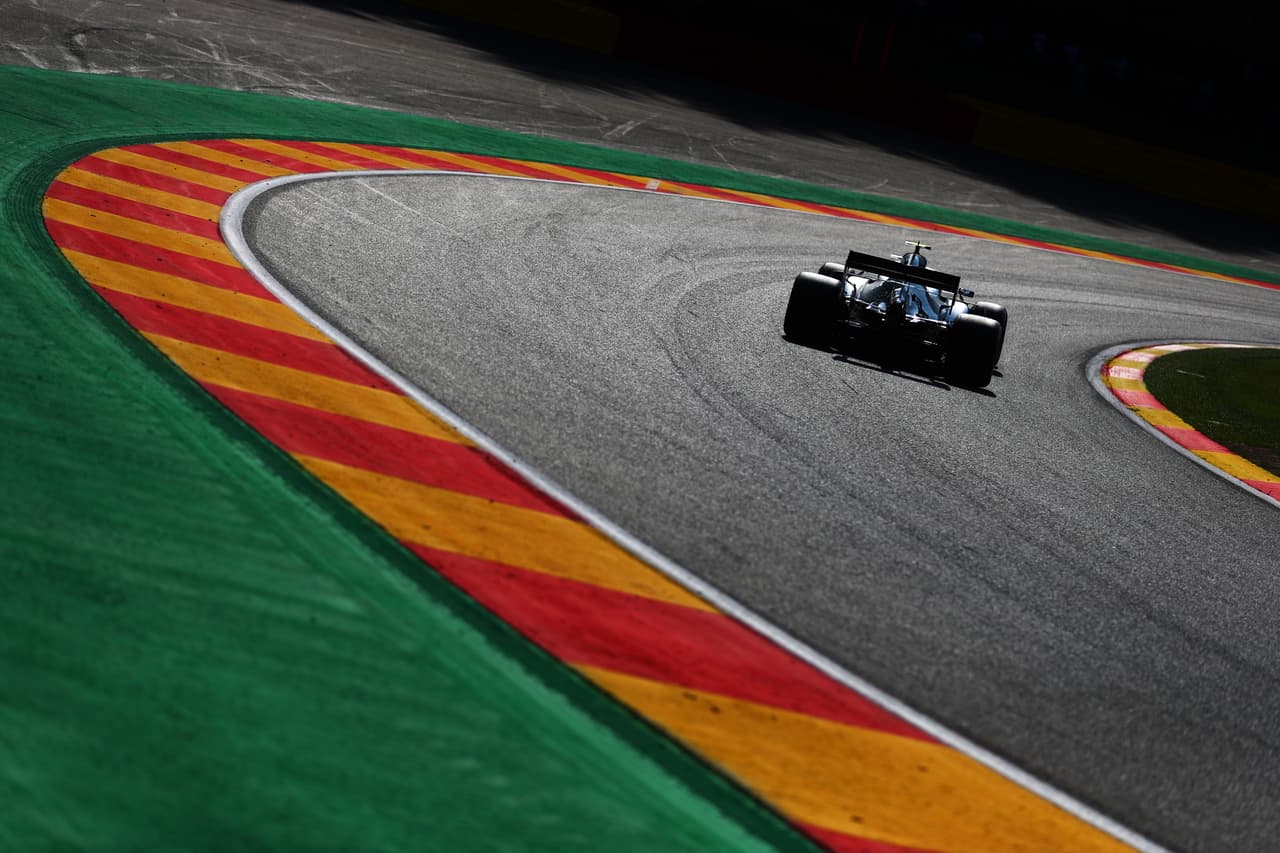 Charles Leclerc, piloto monegasco de Ferrari, saldrá desde la pile position este domingo en el Gran Premio de Bélgica tras firmar el mejor tiempo en las clasificatorias. Checo Pérez, de Racing Point, arrancará en la séptima posición.