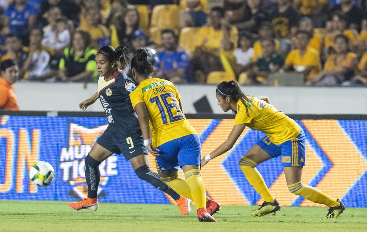 El equipo visitante, dirigido por Leo Cuéllar, intentaba como fuera quitarle la esférica a las de casa, pero la presión hacía que las de Coapa perdieran con sencillez la pelota.