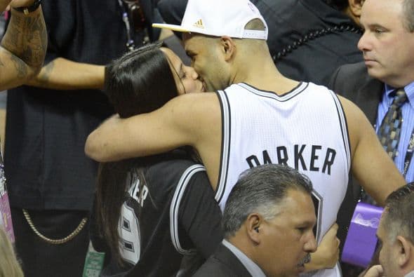 Tony Parker y Axelle Francine luego del triunfo de los Spurs sobre el Heat de Miami en la final de la NBA.