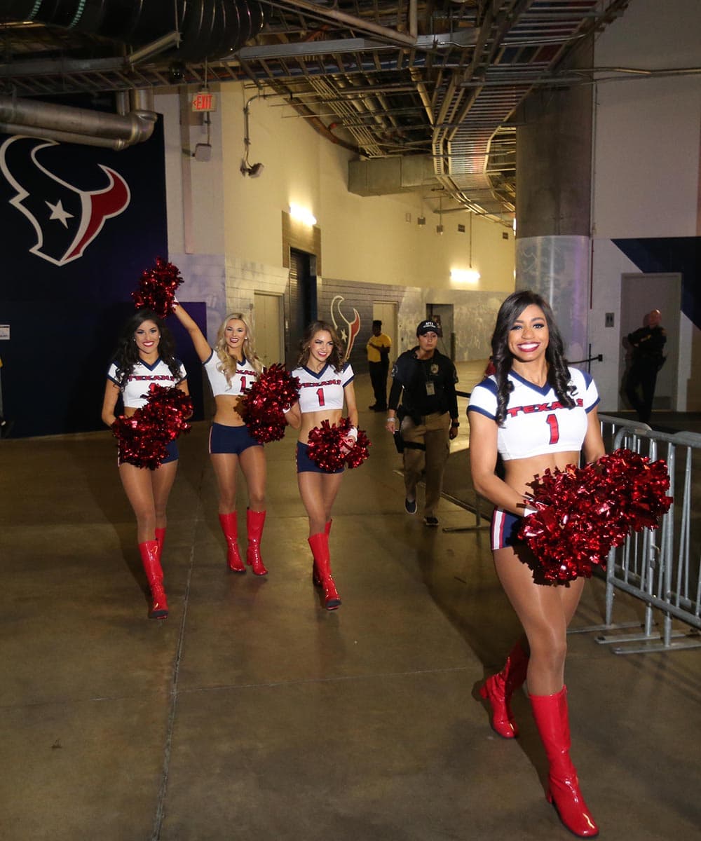 Las animadoras listas para dar su espectáculo y apoyar a los Texans.