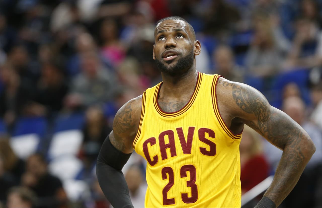'El Rey'
<b> LeBron James</b> fue duro con las políticas migratorias de Trump: "la diversidad es lo que hace tan grandioso a este país. Deberíamos continuar exigiendo y peleando por las ideas que unan a la gente, sin importar su raza, género, origen étnico, creencias religiosas o cualquier otra diferencia".
