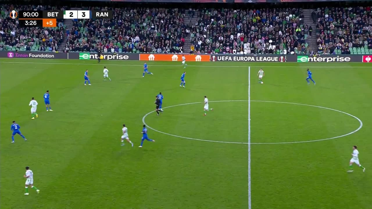 ¡TIRO ATAJADO! disparo por Germán Pezzella.