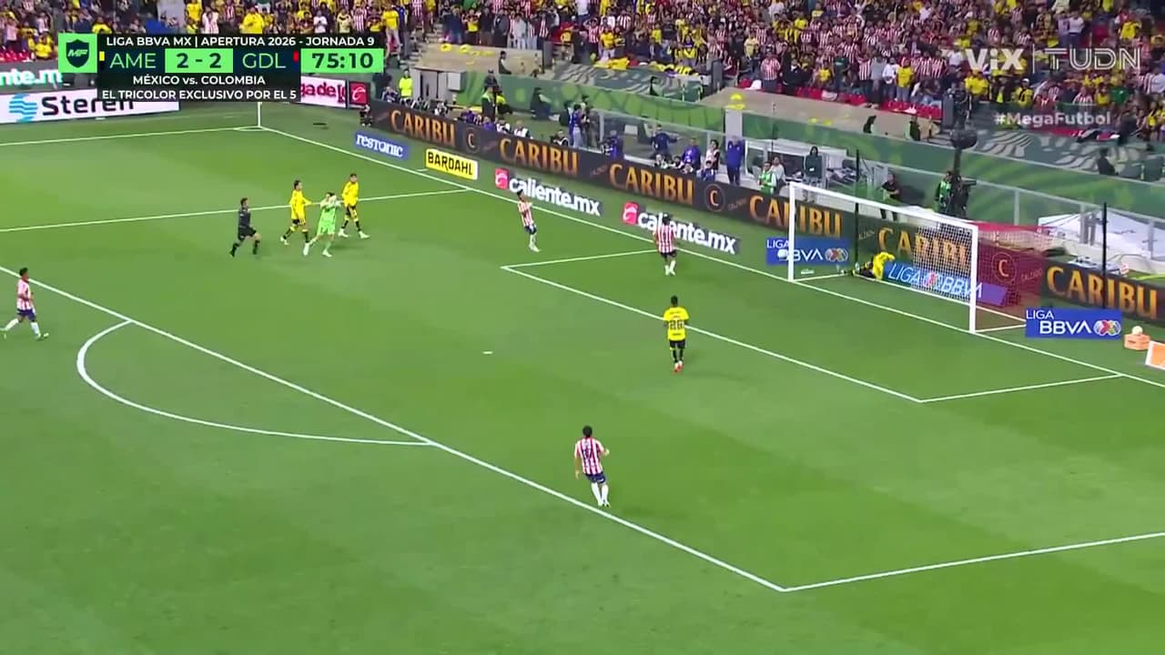 ¿Qué está pasando? Por poco y Chivas marca, el balón pego en el poste