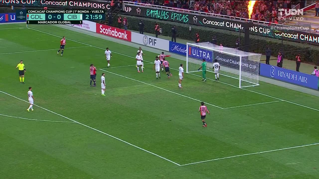 ¡El primero de Chivas! Nene Beltrán fusila para el 1-0