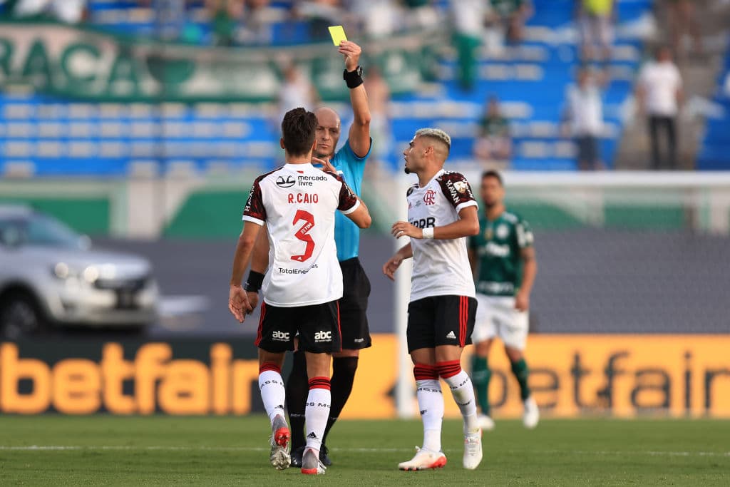 Con un gol de Deyverson al minuto 95, Palemiras rompe el empate en los tiempos extras, vencen 2-1 al Flamengo y levantan el título de la Copa Libertadores por segundo año consecutivo.