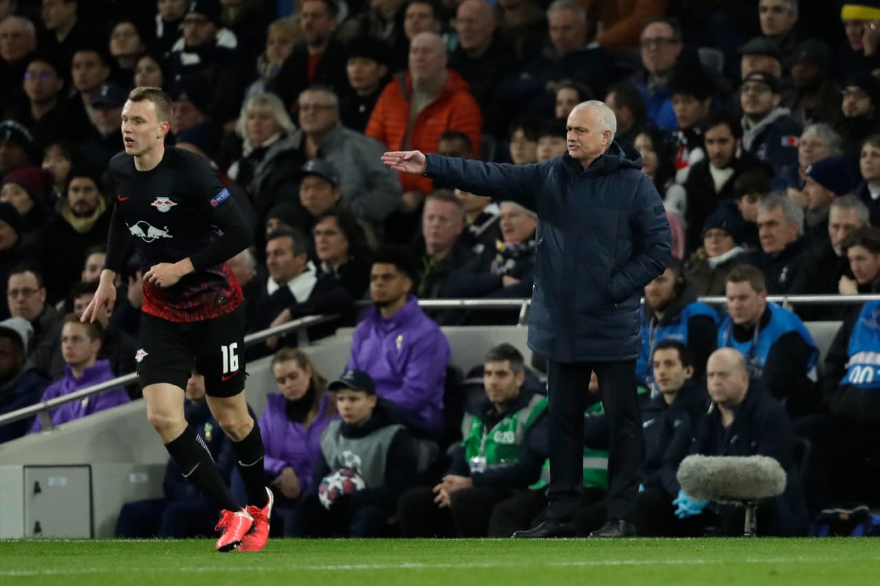 Jose Mourinho no encontraba la fórmula para hacer que su equipo funcionara como quería y fue insistente en sus indicaciones.