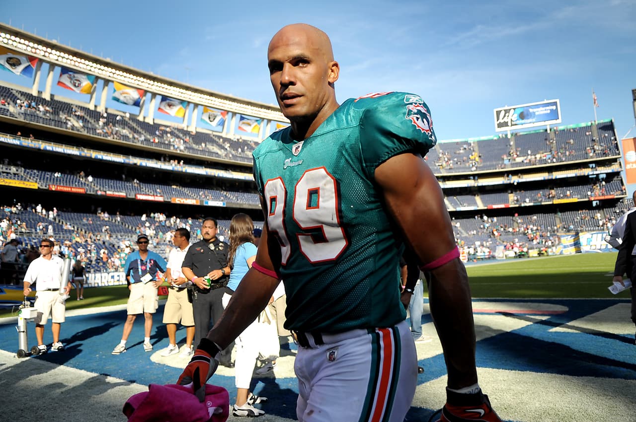 Seis temporadas con 10 o más capturas de mariscal de campo y miembro del Equipo Defensivo de la década en el 2000.